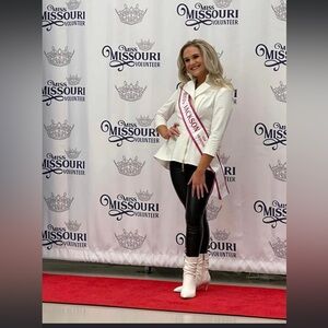 Slouch white booties